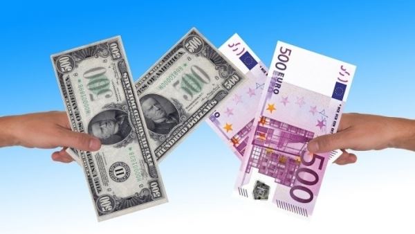 ЦБ объявил официальные курсы доллара и евро на 17 октября