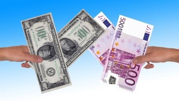 ЦБ повысил официальные курсы доллара и евро на 15 октября