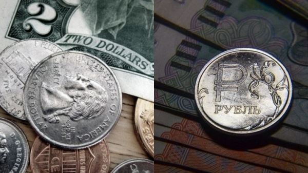 Рубль укрепился к доллару и ослаб к евро на торгах Мосбиржи